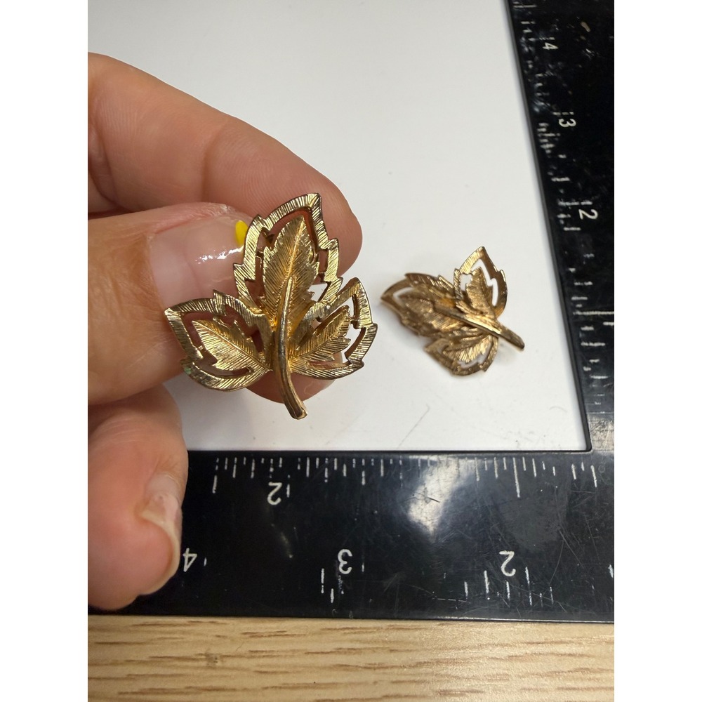Vintage Sarah Coventry Gold Tone Textured Maple Leaf Clip On Earrings